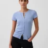 Modern ribbad T-shirt med knappar fram