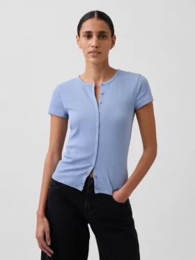 Modern ribbad T-shirt med knappar fram