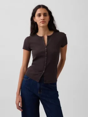 Modern ribbad T-shirt med knappar fram