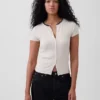 Modern ribbad T-shirt med knappar fram
