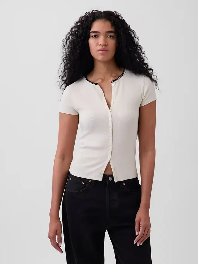 Modern ribbad T-shirt med knappar fram