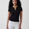 Modern ribbad T-shirt med knappar fram