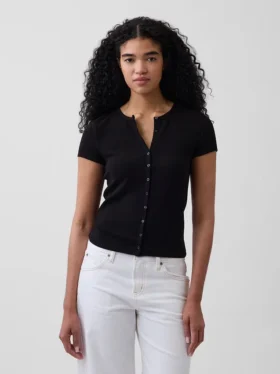 Modern ribbad T-shirt med knappar fram