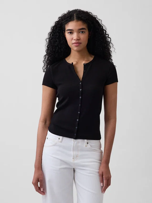 Modern ribbad T-shirt med knappar fram