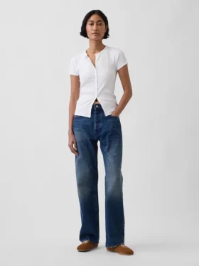 Modern ribbad T-shirt med knappar fram