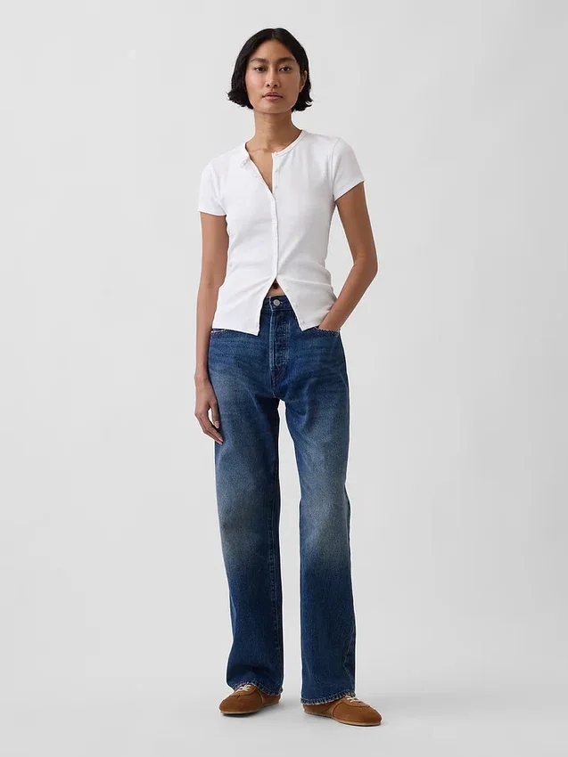 Modern ribbad T-shirt med knappar fram