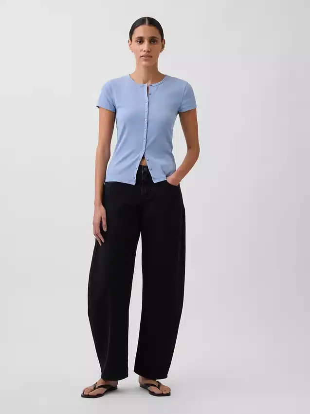 Modern ribbad T-shirt med knappar fram