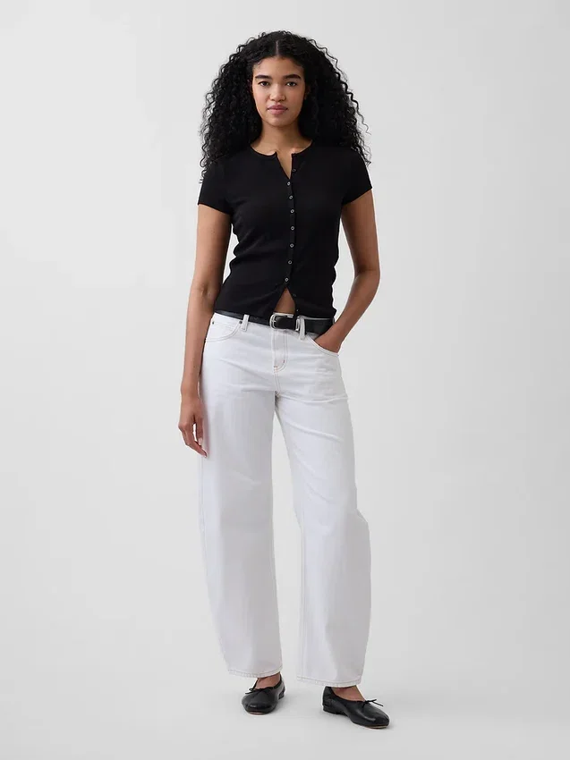 Modern ribbad T-shirt med knappar fram