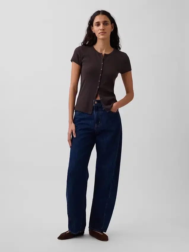 Modern ribbad T-shirt med knappar fram