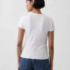 Modern ribbad T-shirt med knappar fram