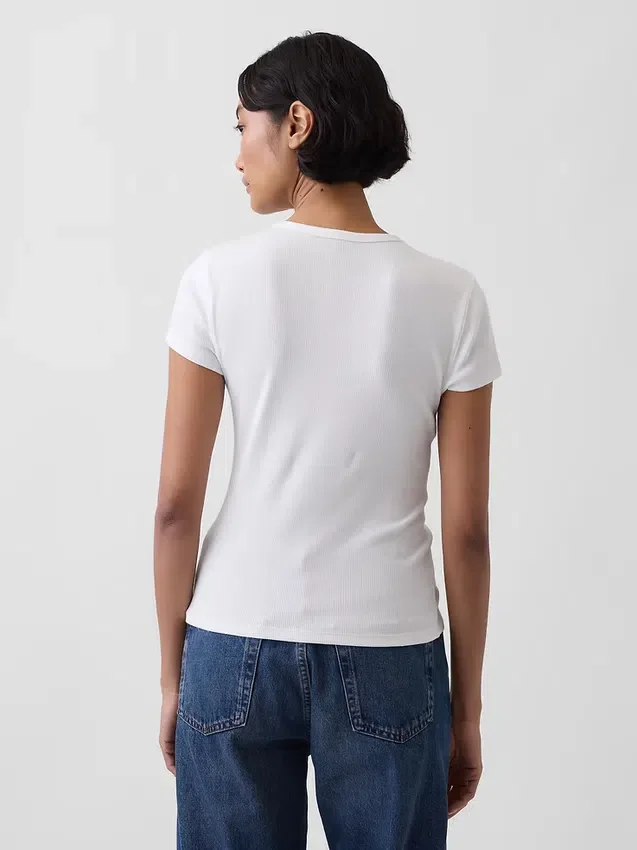 Modern ribbad T-shirt med knappar fram