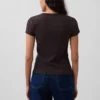 Modern ribbad T-shirt med knappar fram