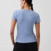 Modern ribbad T-shirt med knappar fram