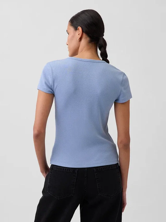 Modern ribbad T-shirt med knappar fram