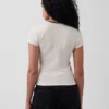 Modern ribbad T-shirt med knappar fram