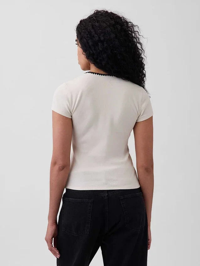 Modern ribbad T-shirt med knappar fram