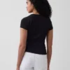 Modern ribbad T-shirt med knappar fram