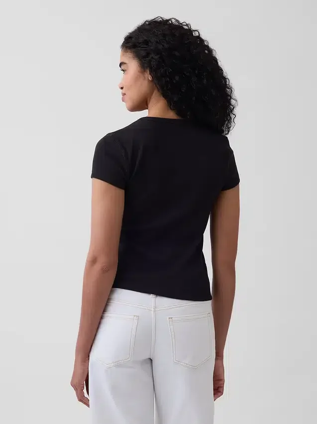 Modern ribbad T-shirt med knappar fram
