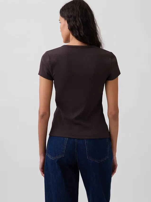 Modern ribbad T-shirt med knappar fram
