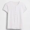 Modern ribbad T-shirt med knappar fram