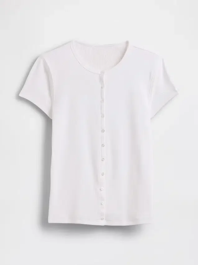 Modern ribbad T-shirt med knappar fram