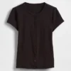 Modern ribbad T-shirt med knappar fram