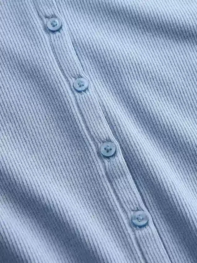 Modern ribbad T-shirt med knappar fram