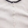 Modern ribbad T-shirt med knappar fram