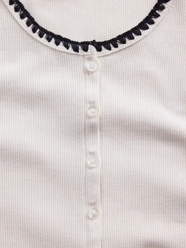 Modern ribbad T-shirt med knappar fram