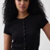 Modern ribbad T-shirt med knappar fram