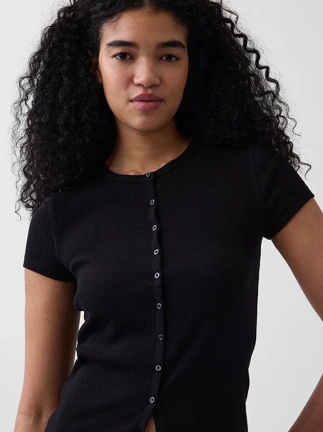 Modern ribbad T-shirt med knappar fram