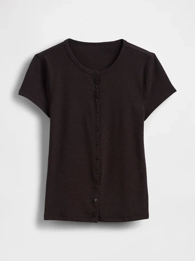 Modern ribbad T-shirt med knappar fram