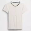 Modern ribbad T-shirt med knappar fram