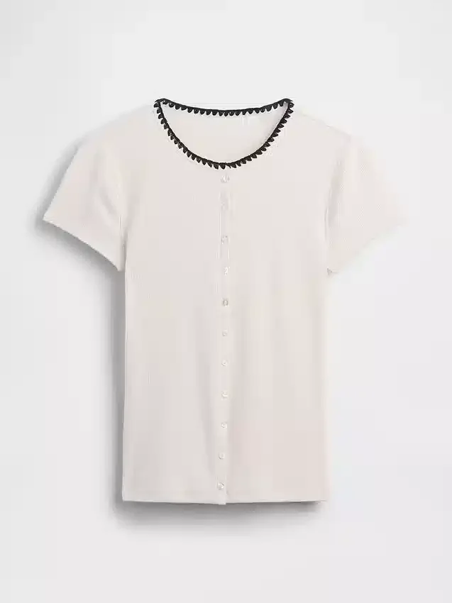 Modern ribbad T-shirt med knappar fram