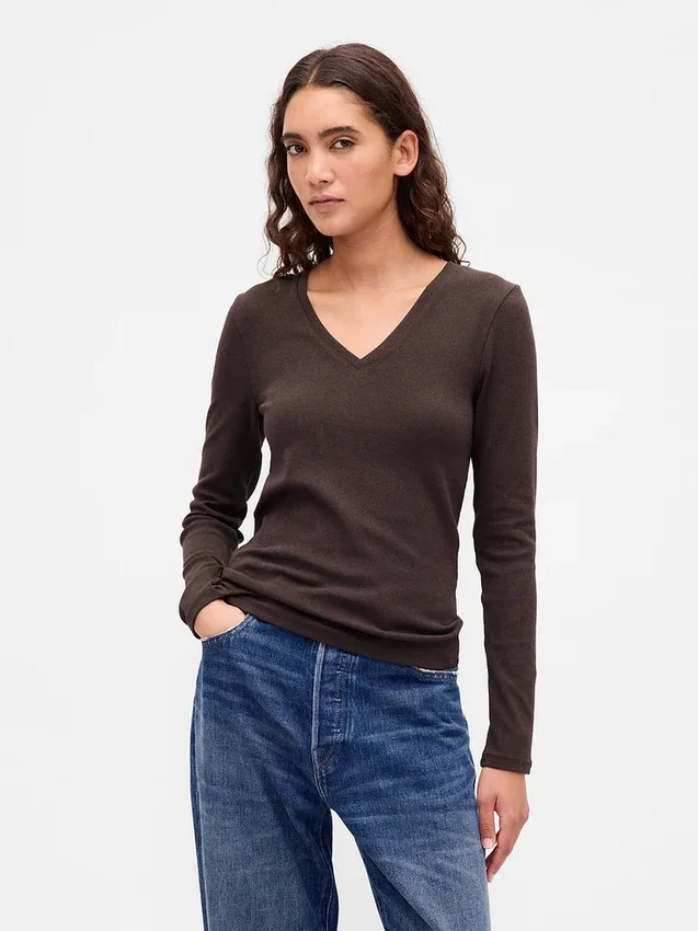 Modern T-shirt med V-ringning