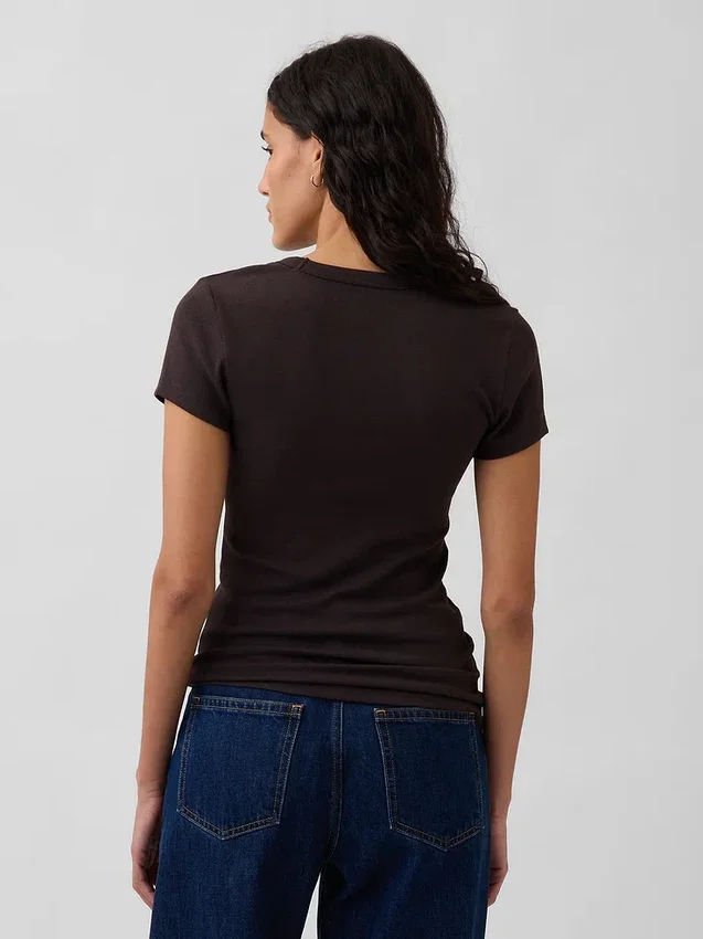 Modern T-shirt med V-ringning