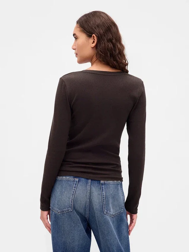 Modern T-shirt med V-ringning