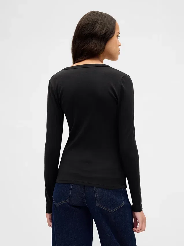 Modern T-shirt med V-ringning