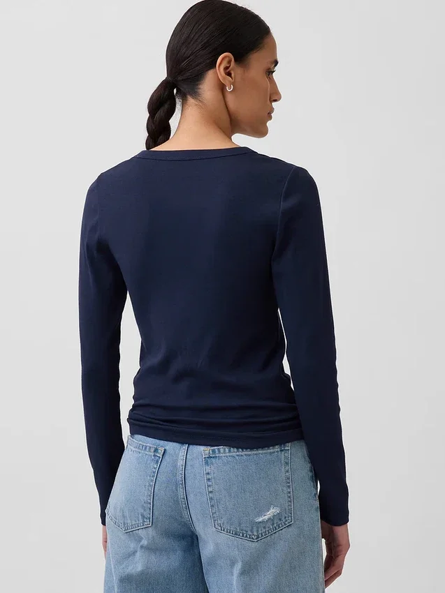 Modern T-shirt med V-ringning