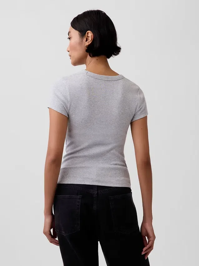Modern T-shirt med V-ringning