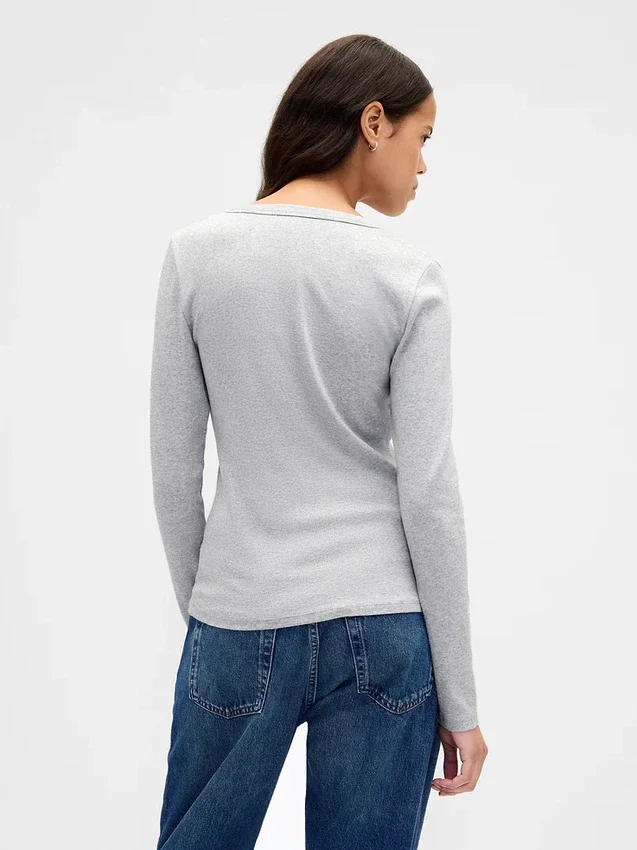 Modern T-shirt med V-ringning