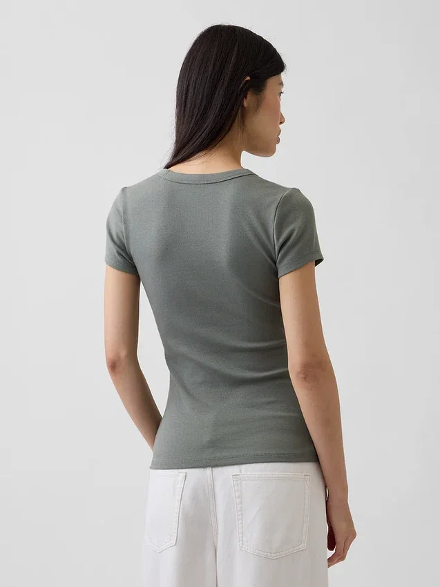 Modern T-shirt med V-ringning
