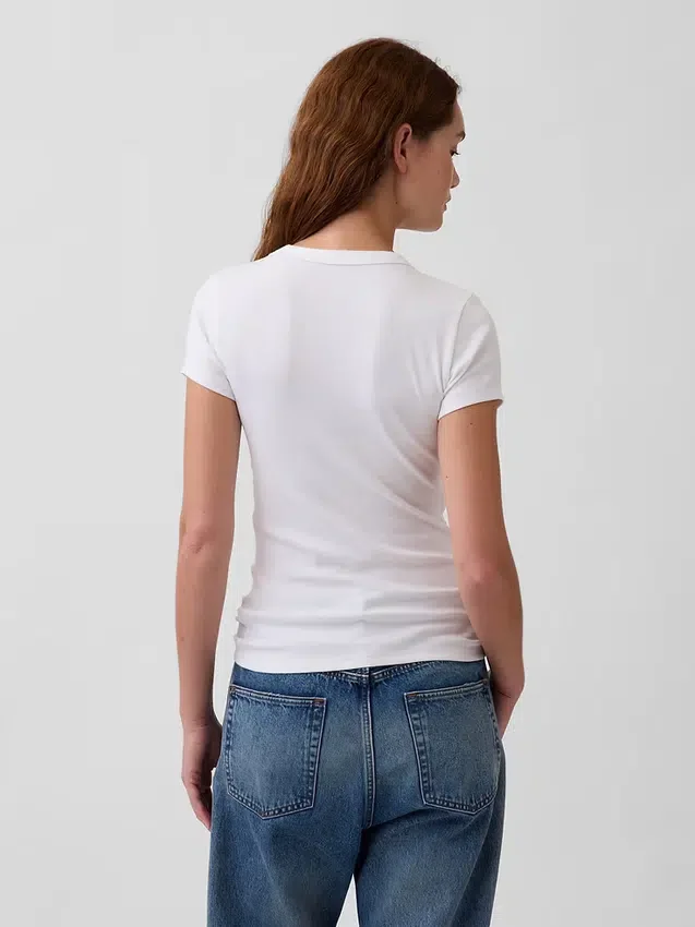 Modern T-shirt med V-ringning