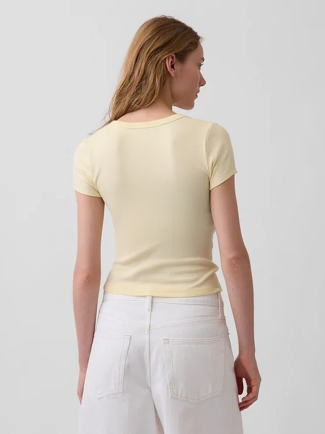 Modern T-shirt med V-ringning