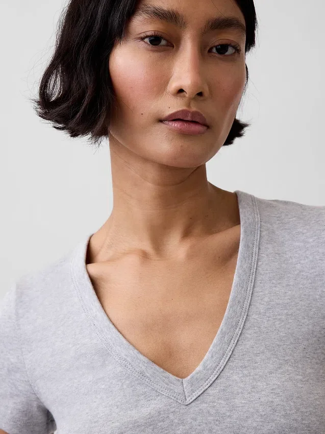 Modern T-shirt med V-ringning