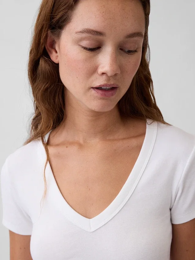 Modern T-shirt med V-ringning