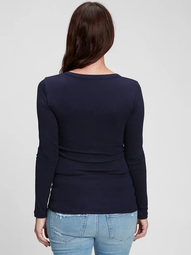 Modern T-shirt med V-ringning för gravida
