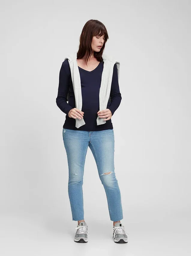 Modern T-shirt med V-ringning för gravida