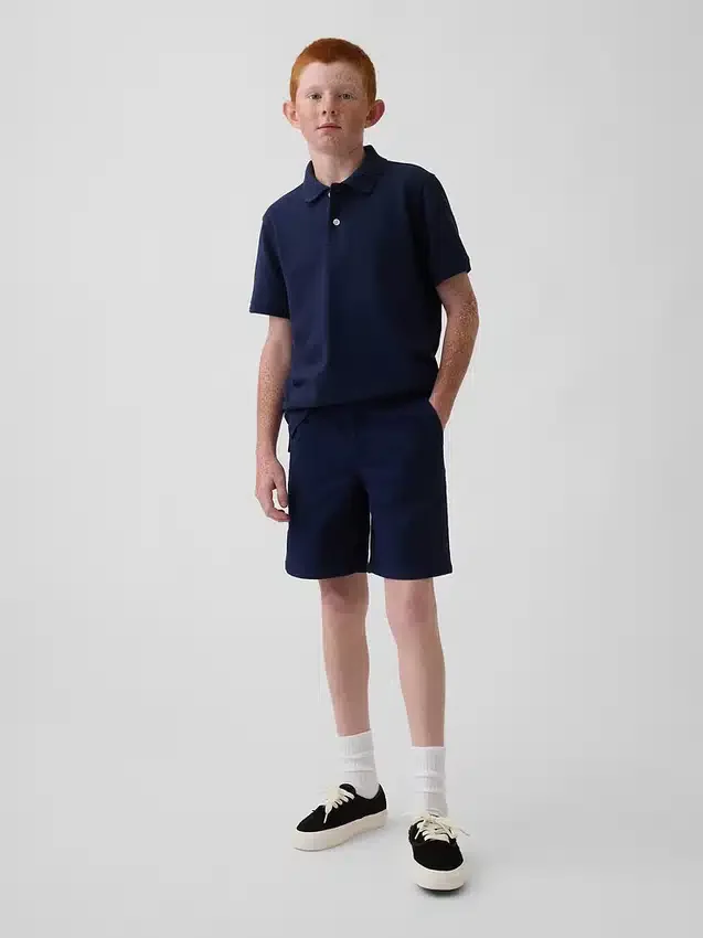 Moderna uniformshorts i khaki för barn