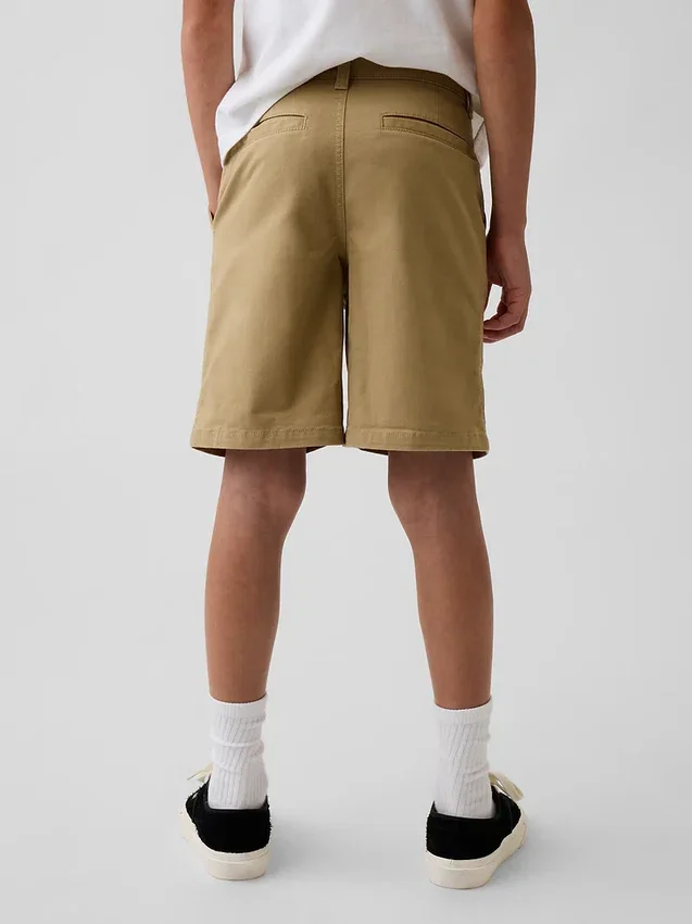Moderna uniformshorts i khaki för barn